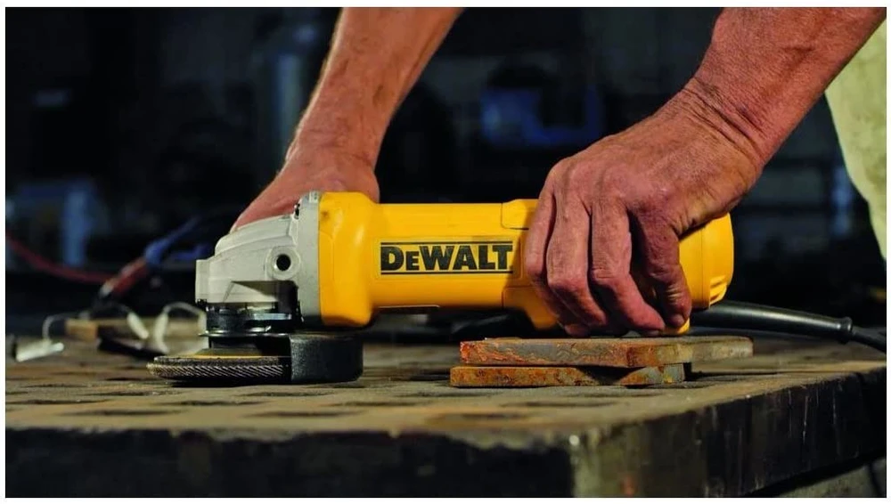 Kampinis šlifuoklis DeWalt DWE4233