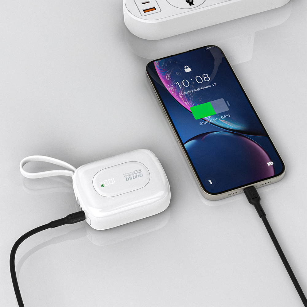 Dudao K32 22,5 W 10000 mAh išorinė baterija su integruotu USB-C / „Lightning“ laidu – baltos spalvos