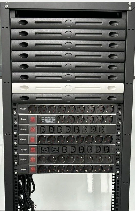 Equip 333319 maitinimo paskirstymo įrenginys 6 AC išvestis(ys / čių) 1U Juoda