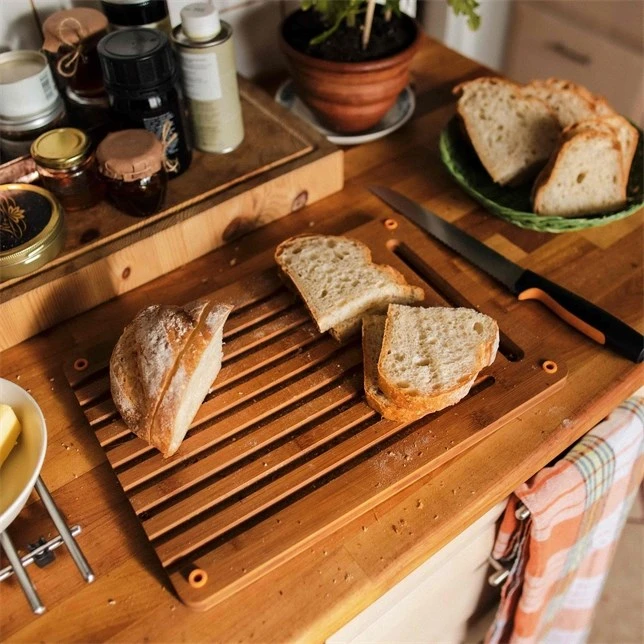 Fiskars Functional Form bambukinė lentelė duonai pjaustyti
