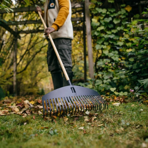 Fiskars Grabie Plastikinis lapų grėblys su medine rankena, plotis 520 mm, ilgis 1630 mm