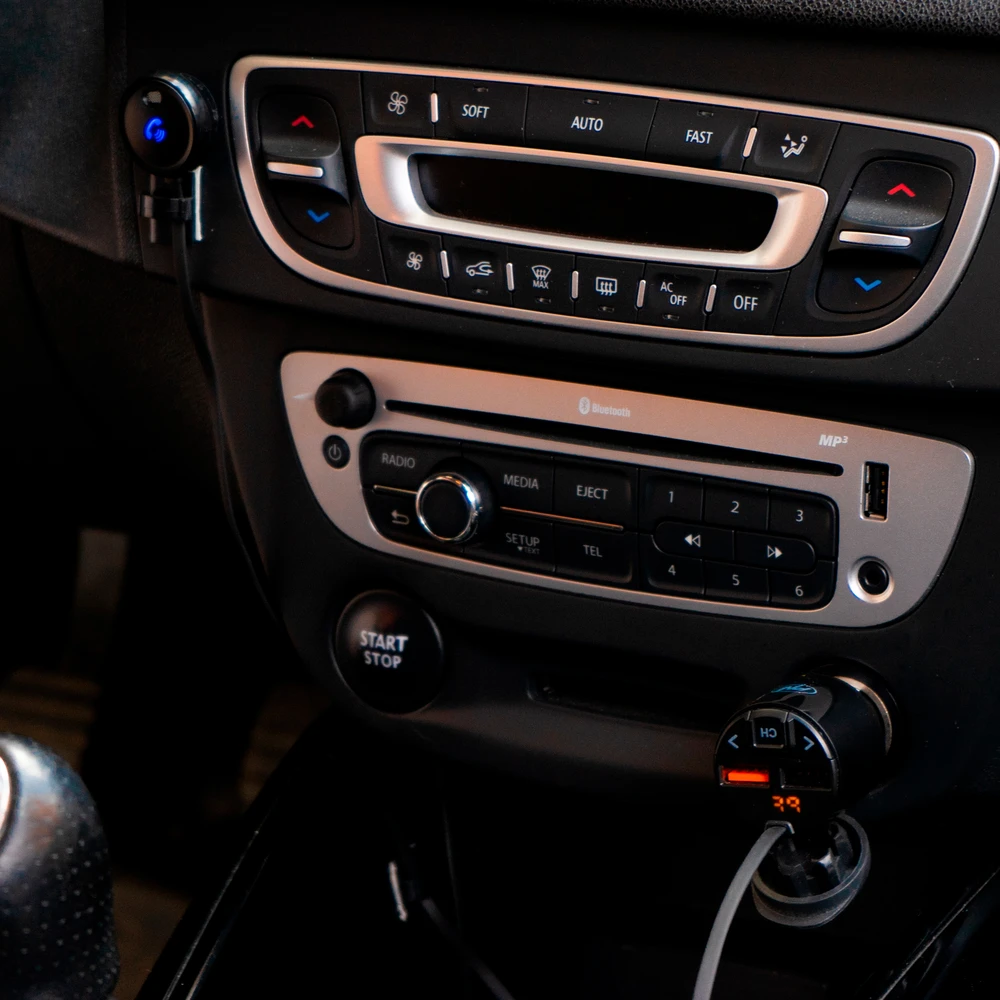 FM moduliatorius PNI Valentine V880 su mikrofonu, Bluetooth 5.0, MP3 grotuvas, FM siųstuvas, dviguba USB jungtis, greitasis įkrovimas mobiliesiems įrenginiams per QC3.0, suderinamas su Siri ir Google Assistant