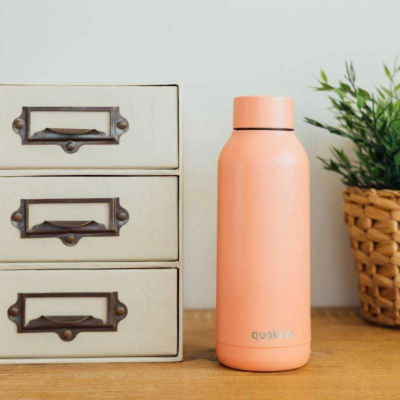 „Quokka Solid“ nerūdijančio plieno termosas, 510 ml (pastelinės persikų spalvos)