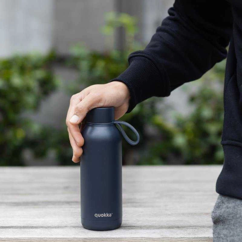 „Quokka Solid“ su dirželiu – nerūdijančio plieno termosas 510 ml su dirželiu (skalūno spalvos)