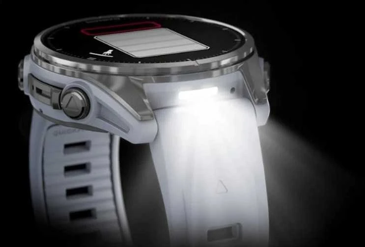 Išmanusis laikrodis Garmin Fenix 8 – 43 mm, AMOLED Sidabrinės spalvos korpusas su baltojo akmens spalvos silikoniniu dirželiu