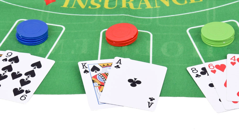 Jokomisiada Kortų žaidimo „2in1“ pokerio ir „BlackJack“ žetonų rinkinys + kortos + lenta GR0706