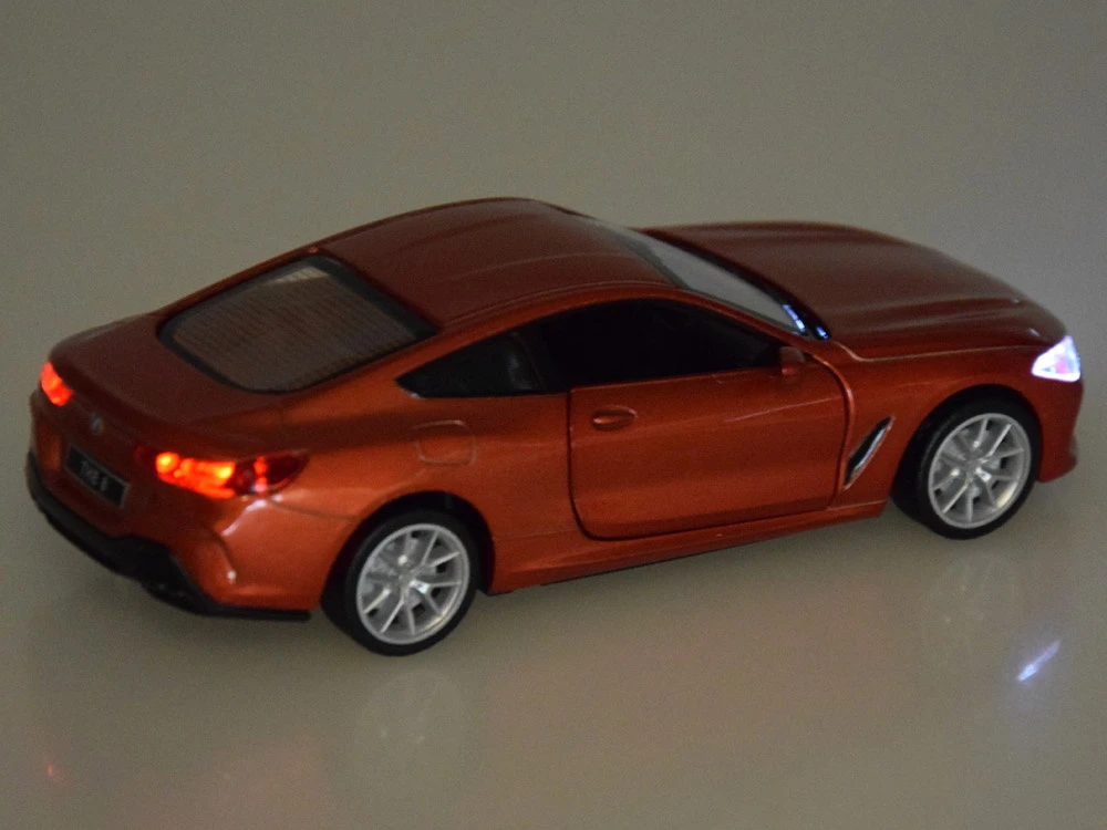 Jokomisiada Metalo automobilio modelis 1:35 BMW M850I kupė šviesos garsas ZA4612