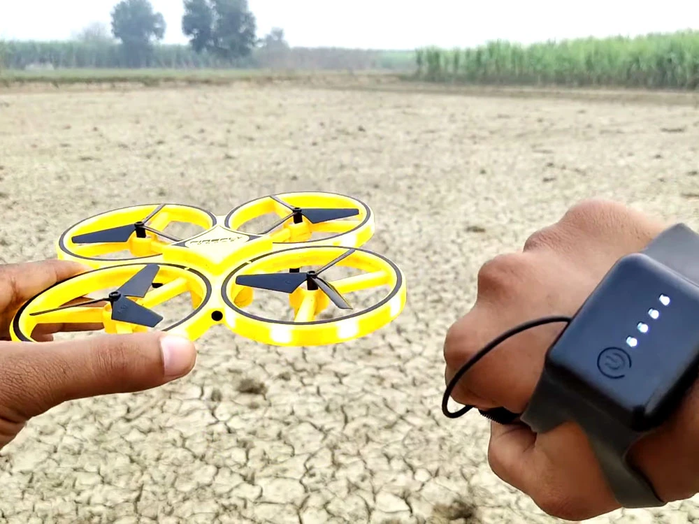Jokomisiada Rankomis valdomas dronas + keturkojis nuotolinio valdymo pultas