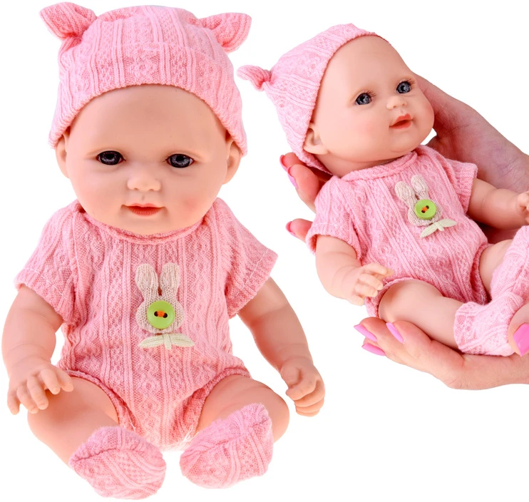 Jokomisiada Žavinga BOBAS lėlė 26 cm - lengva ir mobili pižamoje su kepure ZA5831