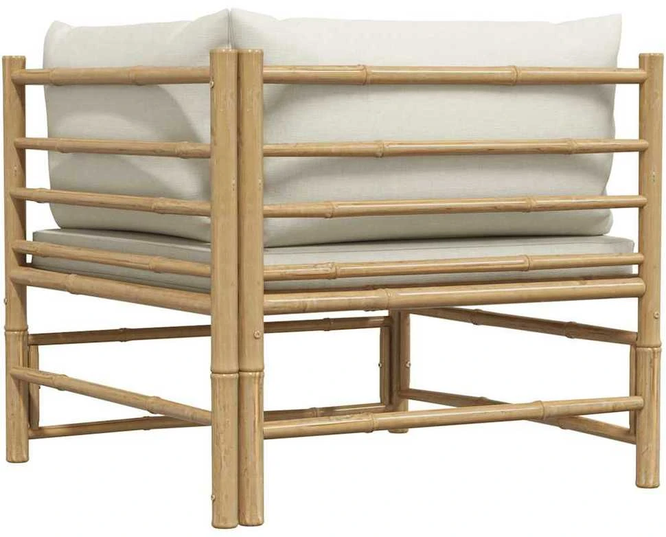 Kampinė sodo sofa su kreminėmis pagalvėlėmis, bambukas
