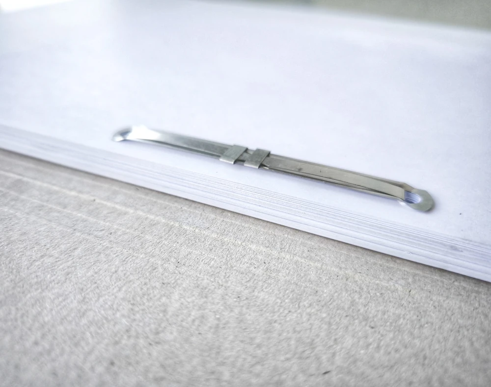 Kartoninis segtuvėlis su metaline įsegėle A4, 450gsm, su spauda