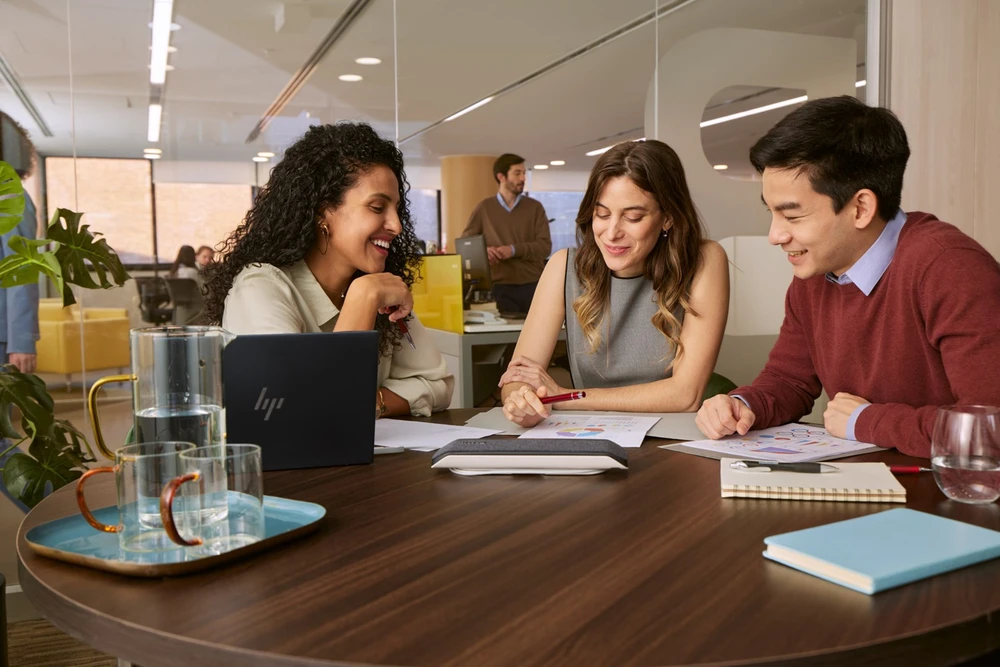 Hewlett Packard (HP) HP Poly Sync 40+ Microsoft Teams sertifikuotas USB-A USB-C garsiakalbis + BT700 USB-A adapteris