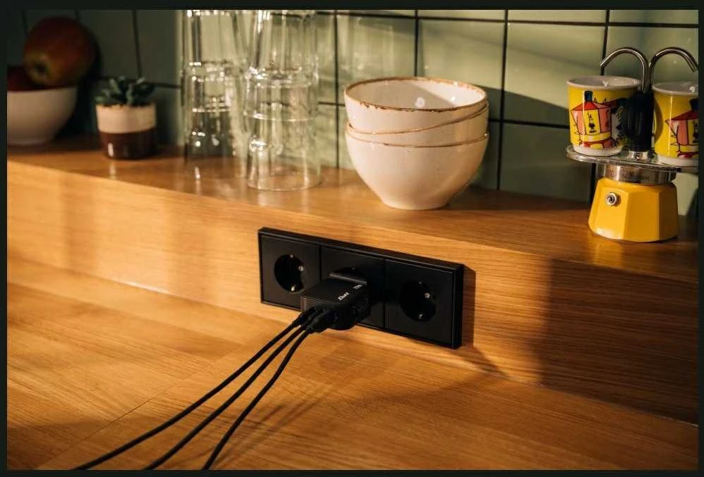 Laidinis įkroviklis Verbatim Mini GaN 70W 2xUSB-C PD/1x USB-A QC juodos spalvos 32229