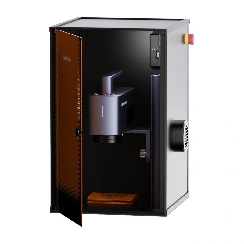 LaserPecker LP2 Plus su apsauginiu gaubtu