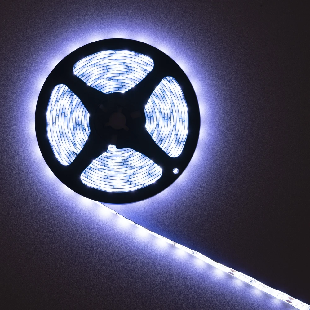 LED juosta PNI 2835W, šaltai balta, IP20, silikoninė, 5 metrų ilgio, jutiklinis mygtukas, maitinimo šaltinis 230V, reguliuojamo ryškumo, 300 LED 2835