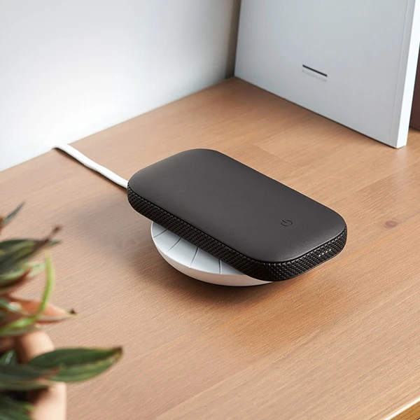 Lexon Powersound indukcinė išorinė baterija 5000 mAh su „Bluetooth“ garsiakalbiu, juodos spalvos LA128N