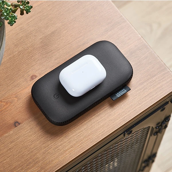 Lexon Powersound indukcinė išorinė baterija 5000 mAh su „Bluetooth“ garsiakalbiu, juodos spalvos LA128N