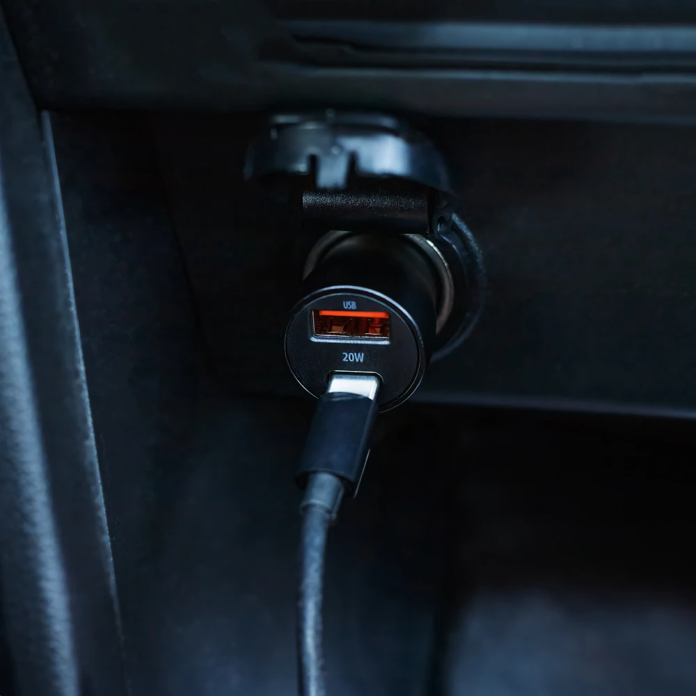 Maxlife MXCC-04 PD QC automobilinis įkroviklis 1x USB-C 1x USB 20W juodas + USB-C – Lightning laidas 27W