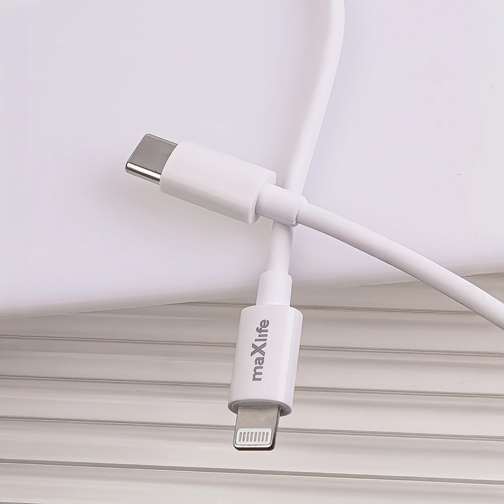 Maxlife MXTC-06-20AC PD QC įkroviklis 1x USB-C 1x USB 20W baltas + USB-C – Lightning laidas 20W