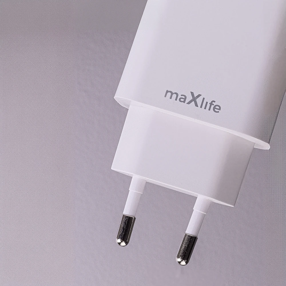 Maxlife MXTC-06-20AC PD QC įkroviklis 1x USB-C 1x USB 20W baltas + USB-C – Lightning laidas 20W