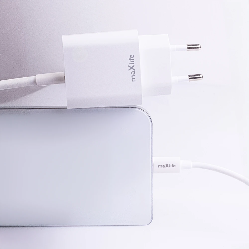 Maxlife MXTC-06-30AC PD QC įkroviklis 1x USB-C 1x USB 30W baltas + USB-C – USB-C laidas 60W