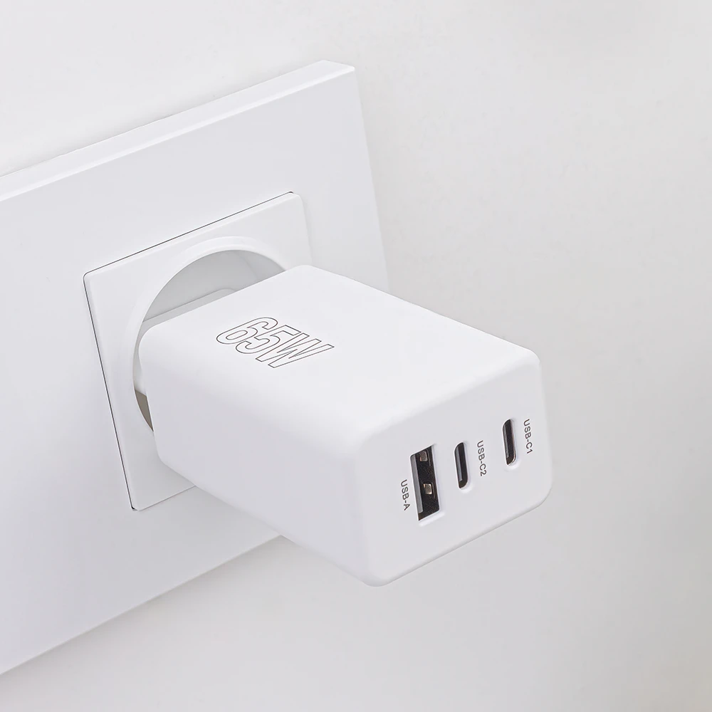 „Maxlife MXTC-08-65ACC PD QC“ įkroviklis 2x USB-C 1x USB 65W baltas