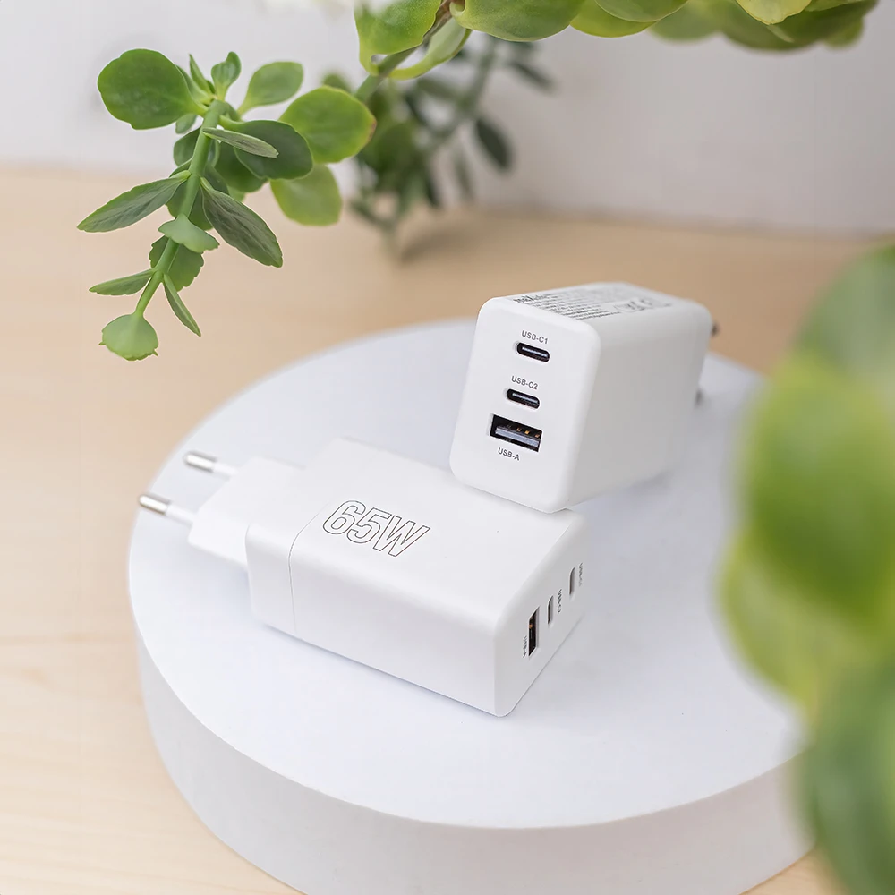 „Maxlife MXTC-08-65ACC PD QC“ įkroviklis 2x USB-C 1x USB 65W baltas