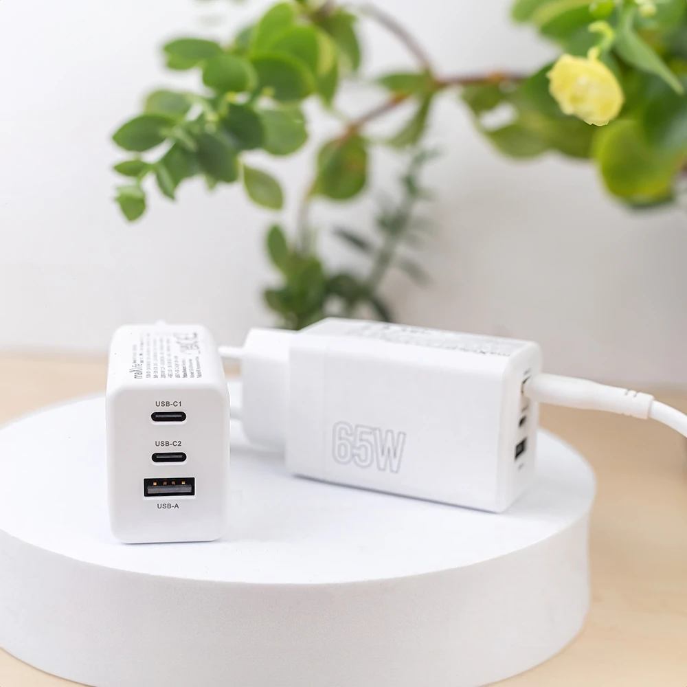 „Maxlife MXTC-08-65ACC PD QC“ įkroviklis 2x USB-C 1x USB 65W baltas
