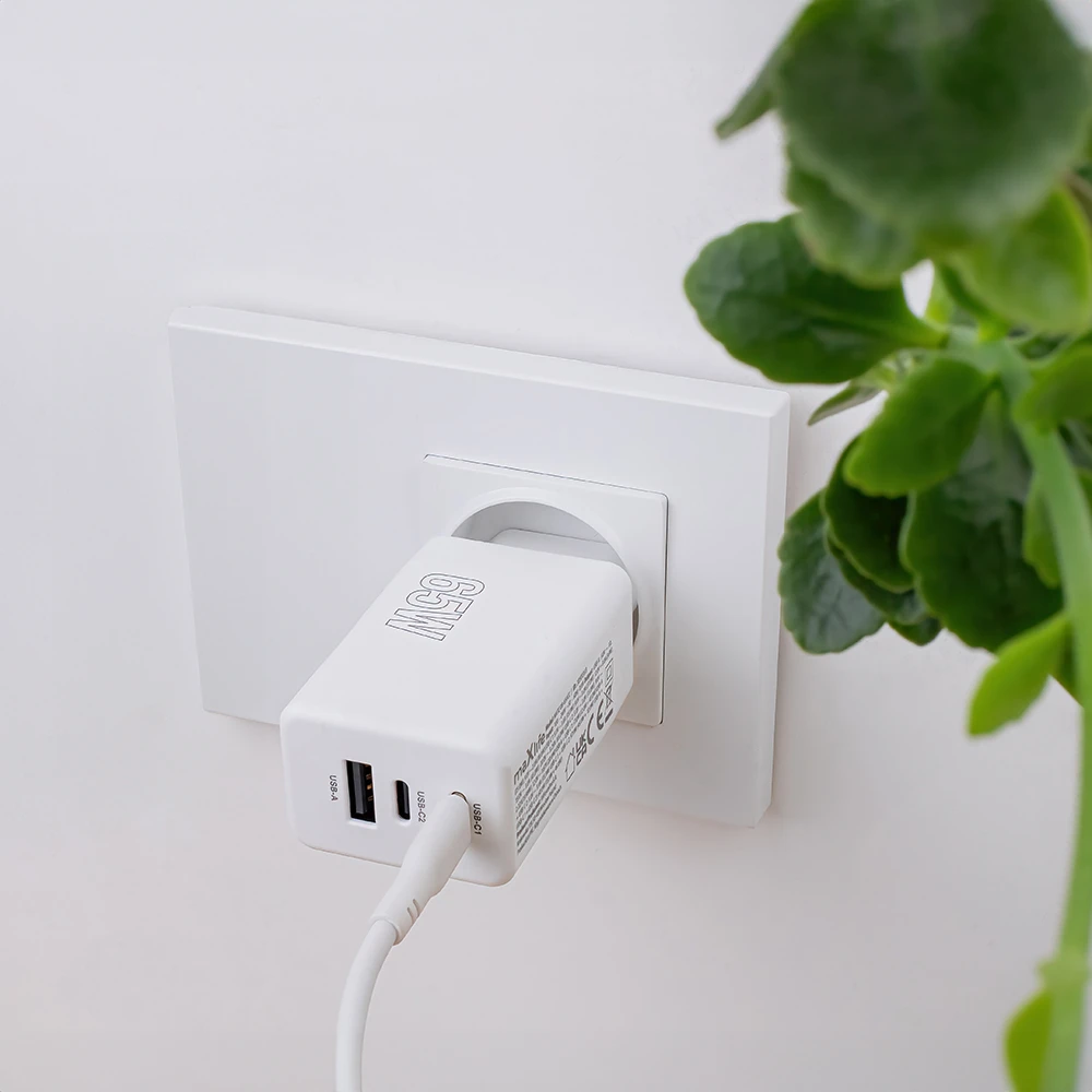 „Maxlife MXTC-08-65ACC PD QC“ įkroviklis 2x USB-C 1x USB 65W baltas