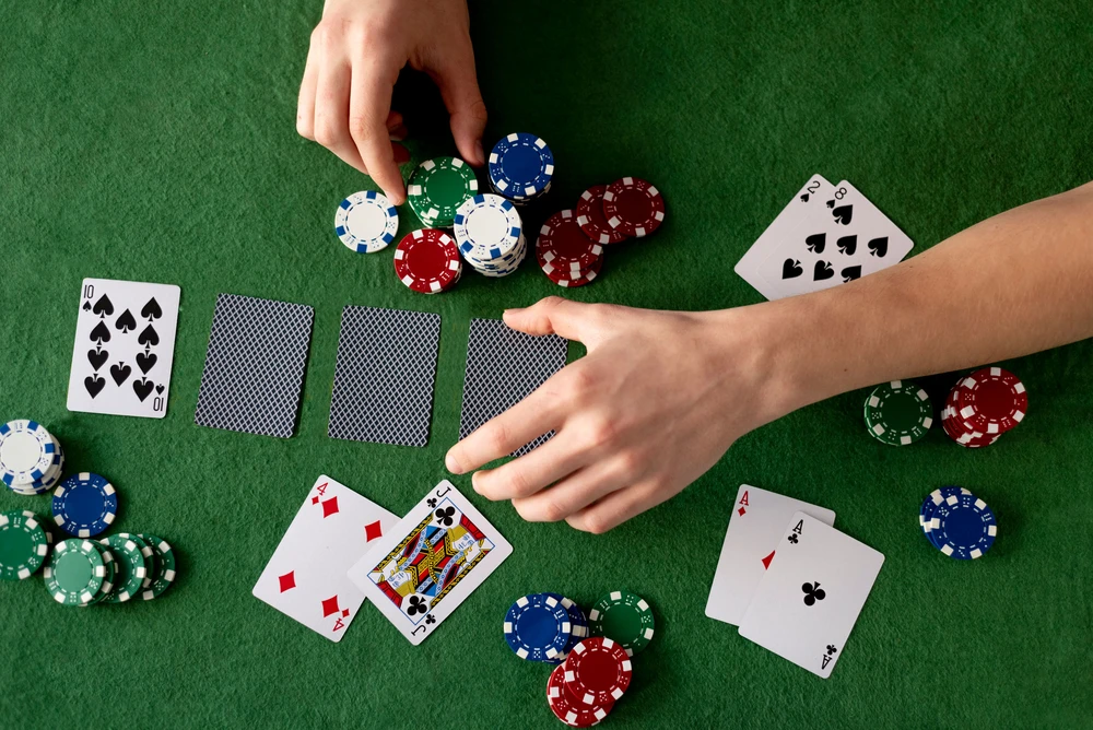 Modernhome Didelis pokerio ir blackjack žaidimų rinkinys su 90x60 cm kilimėliu
