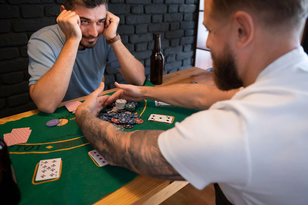 Modernhome Didelis pokerio ir blackjack žaidimų rinkinys su 90x60 cm kilimėliu