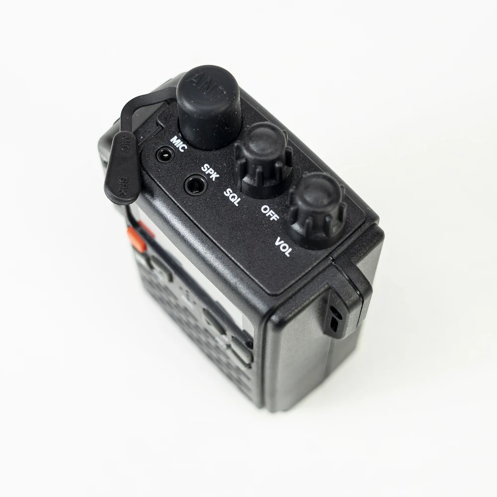 Nešiojama CB radijo stotelė PNI Escort HP 62DE vokiška versija, daugiastandartė, 4W, 12V, AM-FM, 5 lygių reguliuojamas ASQ, 9 lygių RF Gain, Dual Watch, Scan, Lock