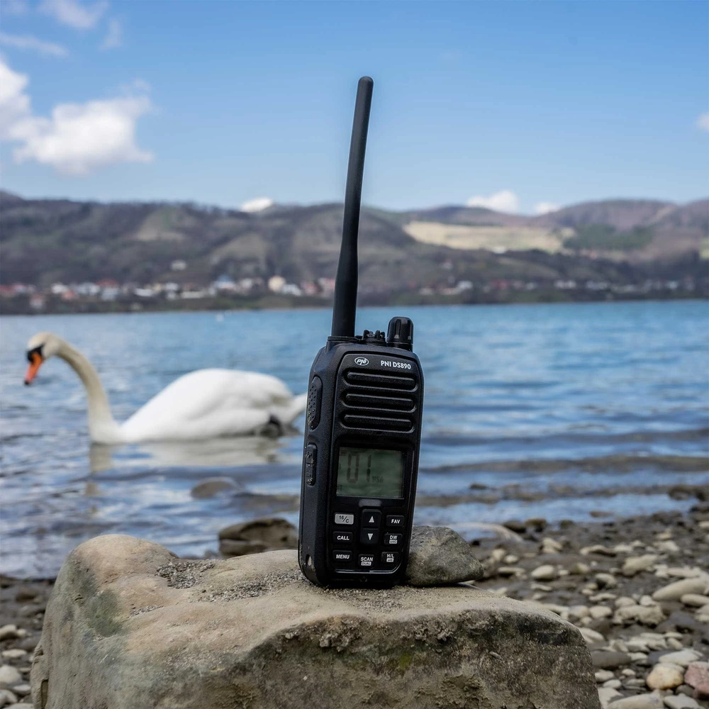 Nešiojama jūrinė radijo stotelė PNI DS890, 88 kanalai, 10 orų kanalų, reguliuojamas Squelch, Roger Beep, Dual Watch, Scan, Call, NRC, 1800mAh baterija, IP67