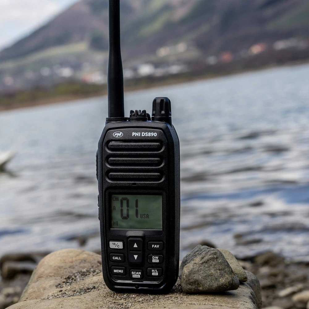Nešiojama jūrinė radijo stotelė PNI DS890, 88 kanalai, 10 orų kanalų, reguliuojamas Squelch, Roger Beep, Dual Watch, Scan, Call, NRC, 1800mAh baterija, IP67