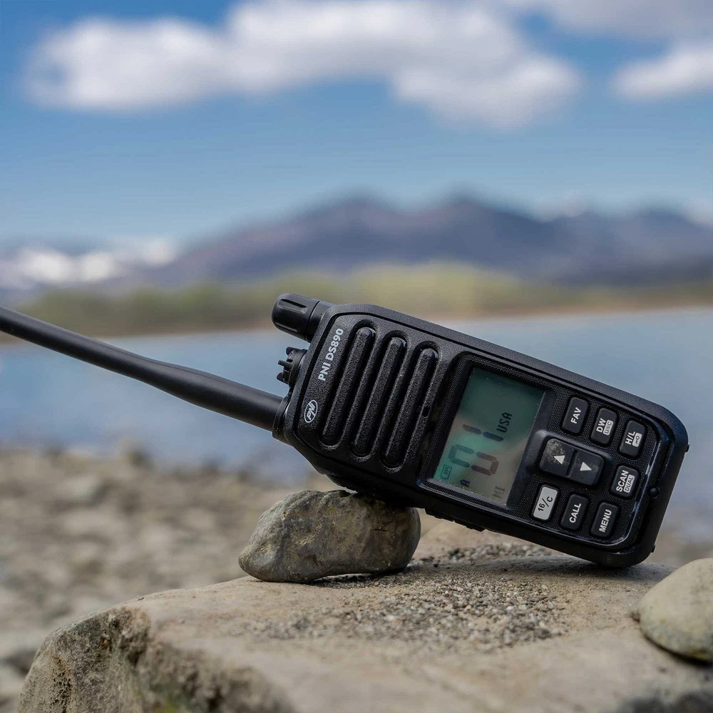 Nešiojama jūrinė radijo stotelė PNI DS890, 88 kanalai, 10 orų kanalų, reguliuojamas Squelch, Roger Beep, Dual Watch, Scan, Call, NRC, 1800mAh baterija, IP67
