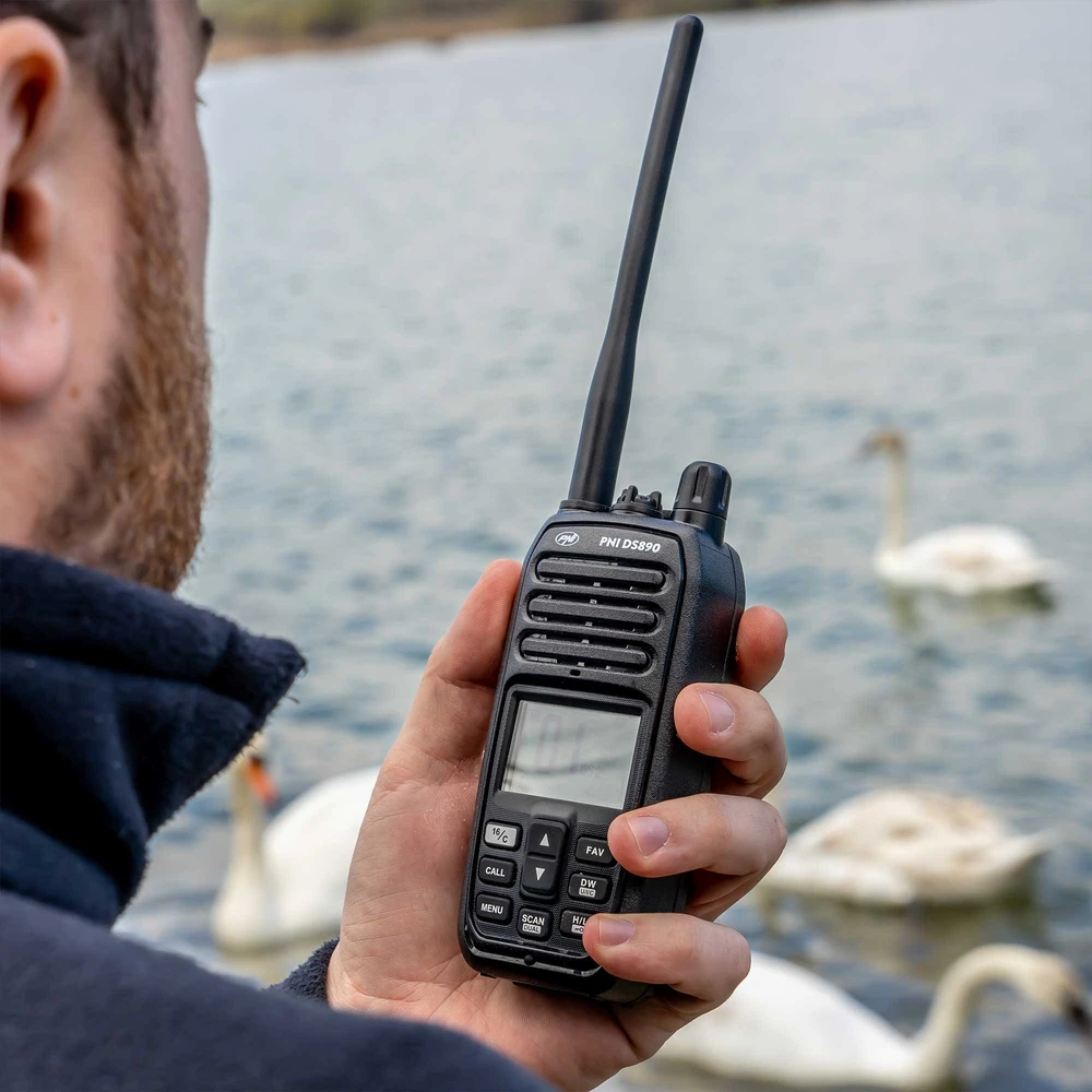 Nešiojama jūrinė radijo stotelė PNI DS890, 88 kanalai, 10 orų kanalų, reguliuojamas Squelch, Roger Beep, Dual Watch, Scan, Call, NRC, 1800mAh baterija, IP67