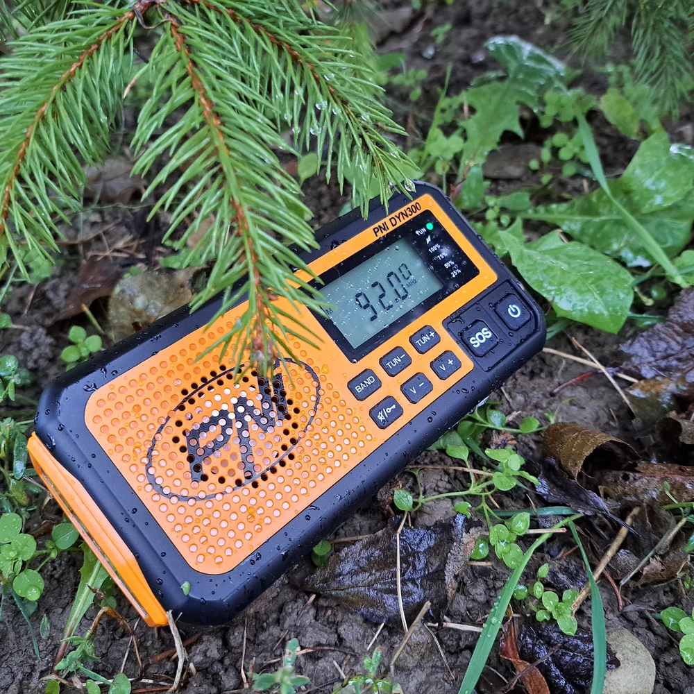 Nešiojamas radijo imtuvas PNI DYN300, su dinama, saulės įkrovimu, žibintuvėliu, 4000 mAh išorine baterija, SOS funkcija, oranžinis