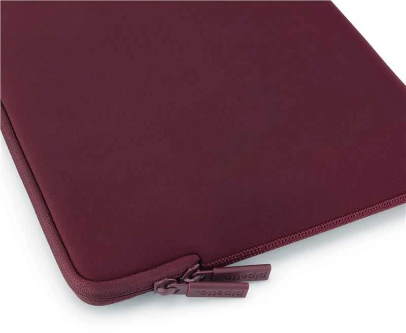 Pipetto Classic Fit dėklas, burgundy – Apple MacBook 13/14