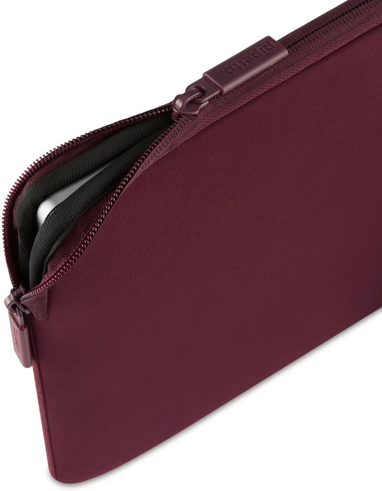 „Pipetto Classic Fit“ dėklas, bordo spalvos – „Apple MacBook Neo 13“ (A18 Pro)