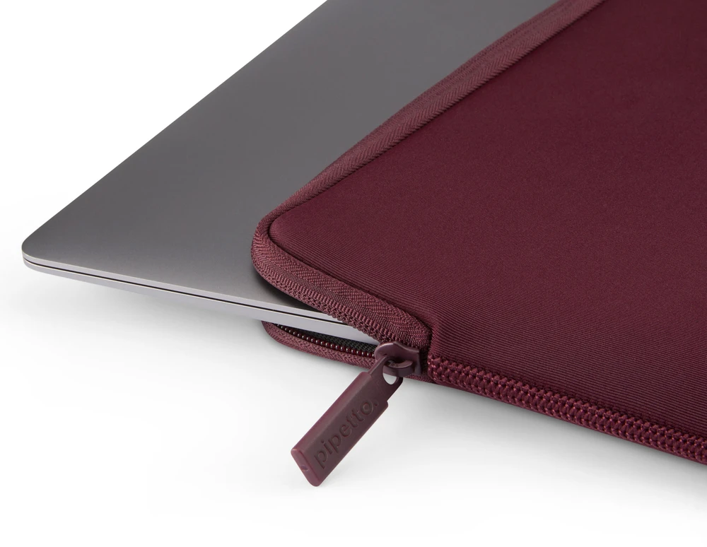 „Pipetto Classic Fit“ dėklas, bordo spalvos – „Apple MacBook Neo 13“ (A18 Pro)