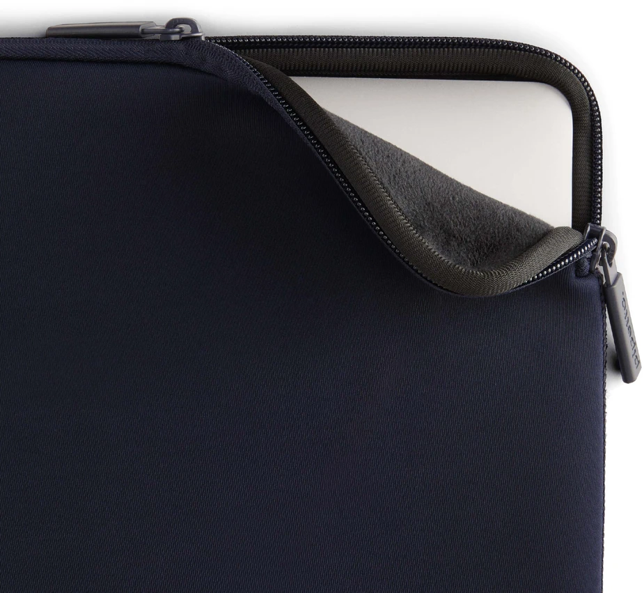 Pipetto Classic Fit Sleeve, dark mėlynas – Apple MacBook Neo 13 (A18 Pro)