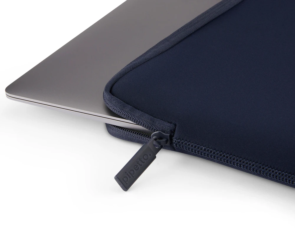 Pipetto Classic Fit Sleeve, dark mėlynas – Apple MacBook Neo 13 (A18 Pro)