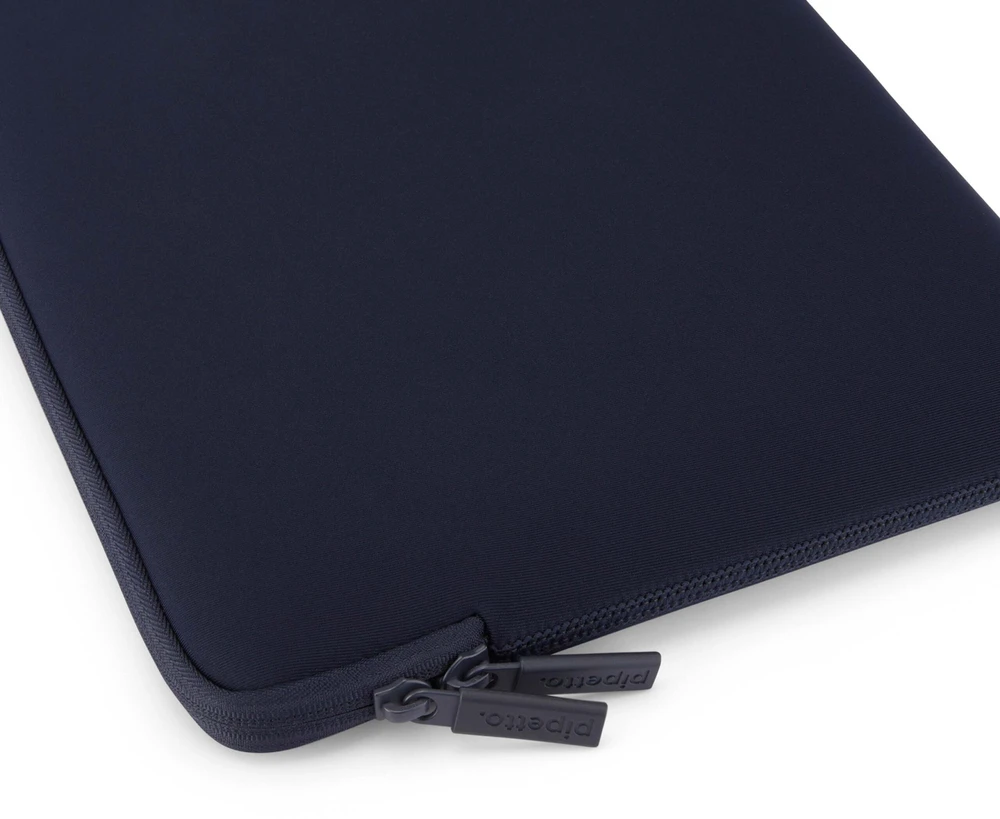 Pipetto Classic Fit Sleeve, dark mėlynas – Apple MacBook Neo 13 (A18 Pro)