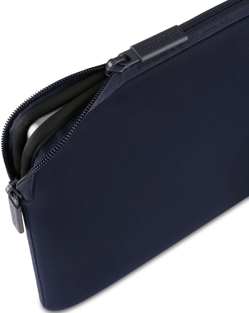 Pipetto Classic Fit Sleeve, dark mėlynas – Apple MacBook Neo 13 (A18 Pro)