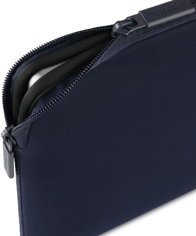 Pipetto Classic Fit Sleeve, dark mėlynas – Apple MacBook Neo 13 (A18 Pro)