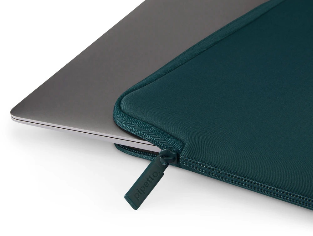 „Pipetto Classic Fit“ dėklas, tamsiai žalsvai mėlynas – „Apple MacBook Neo 13“ (A18 Pro)