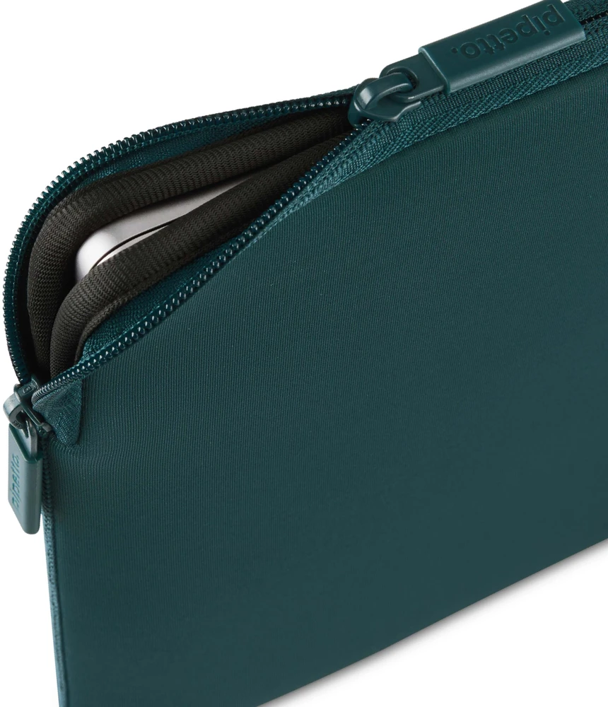 „Pipetto Classic Fit“ dėklas, tamsiai žalsvai mėlynas – „Apple MacBook Neo 13“ (A18 Pro)