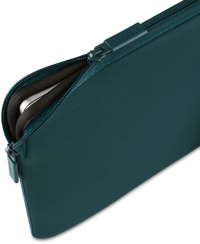 „Pipetto Classic Fit“ dėklas, tamsiai žalsvai mėlynas – „Apple MacBook Neo 13“ (A18 Pro)