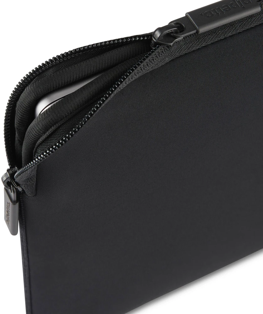 Pipetto Classic Fit Sleeve, juodas – Apple MacBook Neo 13 (A18 Pro)