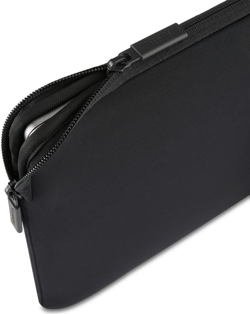 Pipetto Classic Fit Sleeve, juodas – Apple MacBook Neo 13 (A18 Pro)